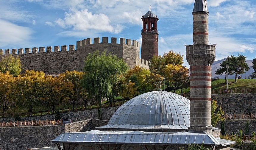 ERZURUM'DA 325 YILLIK KURŞUNLU CAMİİ VE MEDRESESİ YENİLENİYOR