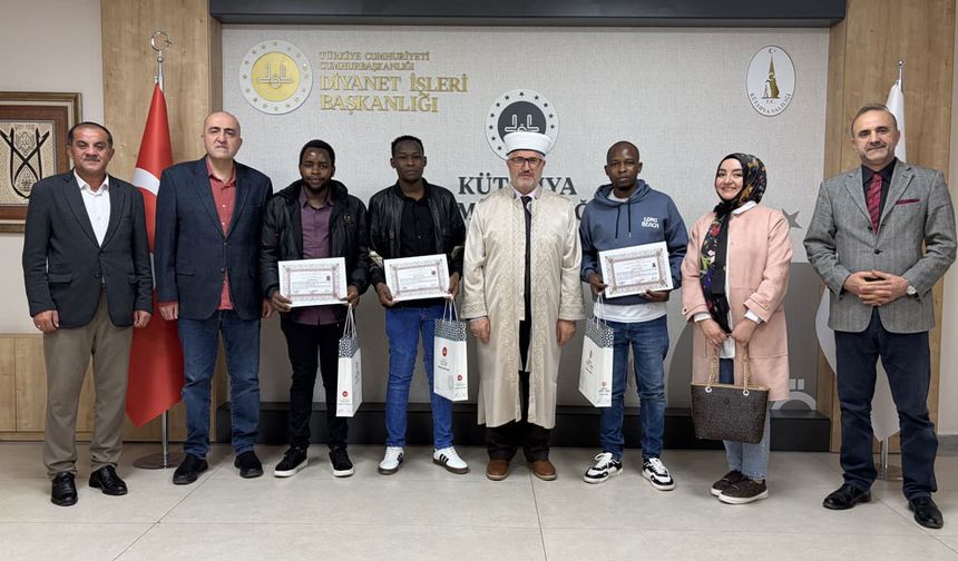KÜTAHYA'DA 3 KENYALI MÜSLÜMAN OLDU