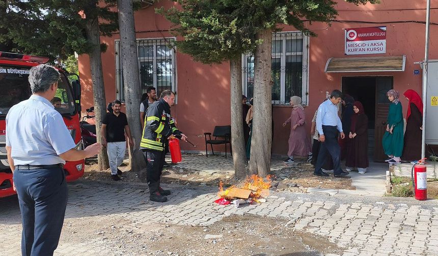 Kur'an kursu öğrencileri yangın tatbikatı yaptı