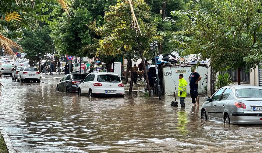 Mersin'de sağanak su baskınlarına neden oldu
