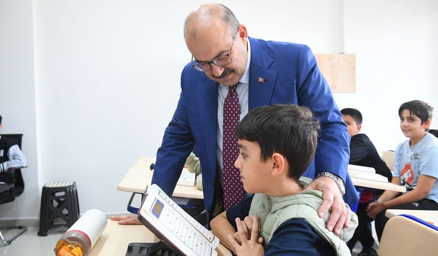 VALİ USTAOĞLU'NDAN HAFIZLIK ÖĞRENCİLERİNE ZİYARET