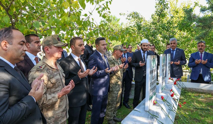 VAN DEPREMİNDE VEFAT EDENLER DUALARLA ANILDI