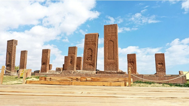Hatay'dan gelen Halim Alıcı da Ahlat'ın tarihi ve güzel yerlerini görmek için geldiklerini belirterek, "Gezdik, gördük ve gururlandık. Ecdadımız burada uzun yıllar mücadele etmiş. Çok duygulandık." dedi.
