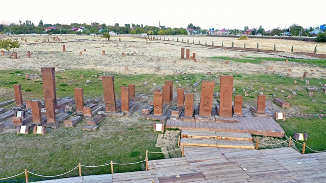 Birçok medeniyetin izlerini taşıyan, ülke ve bölgenin kültür turizminde önemli bir destinasyonu olan UNESCO Dünya Kültür Mirası Geçici Listesi'ndeki Ahlat Selçuklu Meydan Mezarlığı, ziyaretçilerini tarihi yolculuğa çıkarıyor.