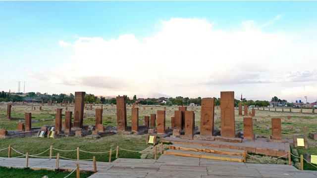 Ahlat'taki Selçuklu Meydan Mezarlığı ziyaretçilerini tarihe yolculuğa çıkarıyor