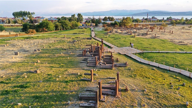 "Çanakkale Şehitlik Abidesi'ni görmeden önce geçmişinizi görünüz. Ecdadımızın ne şartlarda at sırtında cenk ettiğini görüyorsunuz. Anadolu'ya açılan pencere Ahlat'tır.