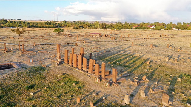 Türklerin ve Türk'ün büyük şehri. Ahlat, Van Gölü kenarında gerçekten görülmeye değer bir turizm kenti. Geçmişi ve tarihini hiçbir zaman tartışmıyorum. Türk'ün özüdür. 5 bin yıllık tarihi var. Tarihimizi ve ecdadımızı yerinde bir bir koklayalım."