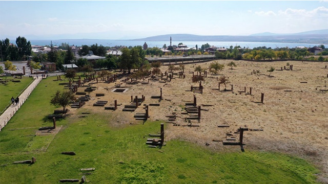Ailesiyle Hatay'dan gelen Vedat Alıcı da memleketlerinden uzak ve tarihi dokusu olan Ahlat'ta geldiklerini kaydetti.