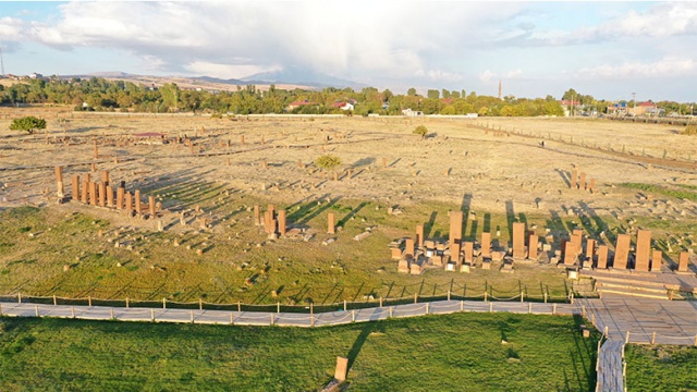 "Ahlat, Türk'ün özüdür"