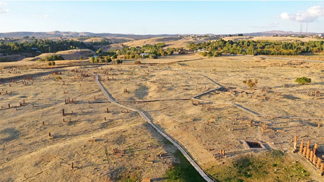Dünyadaki üç "Kubbet-ül İslam"dan (İslamiyet'in kubbeleri) biri, Türklerin Anadolu'ya girişinin kapısı ve "Anadolu'nun tapusu" olarak bilinen Ahlat, bünyesinde barındığı Selçuklu Meydan Mezarlığı ile her yıl çok sayıda yerli ve yabancı ziyaretçiyi ağırlıyor.