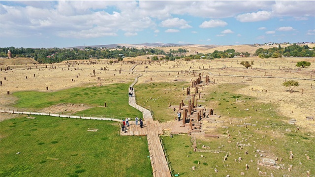 Bitlis'in Ahlat ilçesinde bulunan UNESCO Dünya Kültür Mirası Geçici Listesi'ndeki Selçuklu Meydan Mezarlığı'nda ziyaretçi yoğunluğu yaşanıyor.