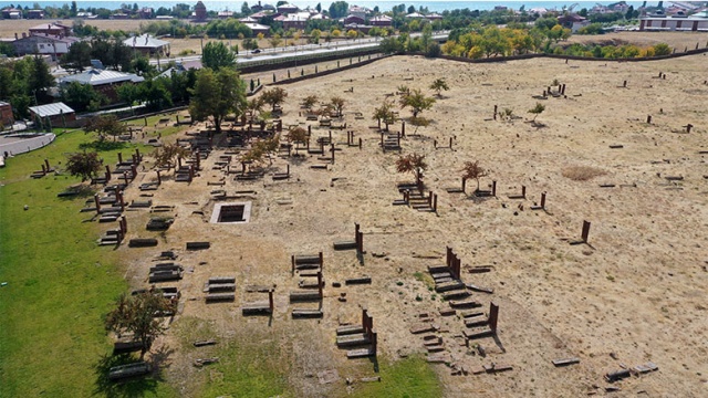 İsmail Demirbaşı, AA muhabirine, mezarlığı ziyaret etmek için Yozgat'tan geldiklerini söyledi.