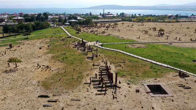 210 dönüm alanda, en büyük Türk İslam mezarlığı özelliğine sahip Ahlat Selçuklu Meydan Mezarlığı, 8 bin 200 mezar taşı ve üzerlerindeki yazılar, kabartmalar ve oymalarla ziyaretçilerin dikkatini çekiyor.