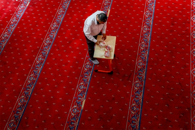 Koç, AA muhabirine, kentteki bütün engelliler, hastalar ve aileleriyle irtibat kurmaya çalıştığını anlattı.

Engellilere yardım etmenin İslam dininin bir gereği olduğunu vurgulayan Koç, &quot;Peygamber Efendimiz&#039;den miras kalan imamlık, aynı zamanda engelli kardeşlerimizle ilgilenme konusunda da bize vazife veriyor. Bu düşünceyle yola çıktım. En büyük ihtiyaçlarından birisi glutensiz ürünlerdi. Un temini yaparak ekşi mayayla içeriğinde hiç gluten olmayan ekmek ürettik. Ayın belirli günlerinde dağıttığımız bu ekmeği artık her gün dağıtacağız. Ekmeği kullanmak zorunda olan engelli kardeşlerimiz ücretsiz şekilde her gün camimize gelerek alabilecek.&quot; diye konuştu.