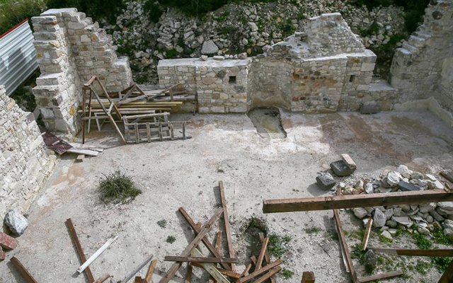 Ama biliyoruz ki Türk adetinde hazine gömmek gibi bir şey yok, beyhude çabalar sonucu bina zarar görmüş. Cami yok olmak üzereydi, şu anda iyi bir yol aldık. Minaremiz vardı, 'Bu minareye nasıl çıkılıyor?' diye sorgularken minarenin kapısı iki metre kazı yapıldıktan sonra ortaya çıktı.