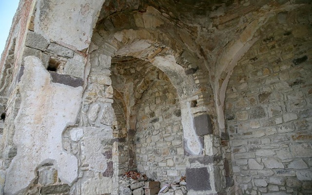 İlçenin yaklaşık 3 kilometre doğusundaki Çaka Bey Mahallesi Mağara mevkisinde yer alan ve deniz seviyesinden birkaç yüz metre yükseklikte engebeli bir arazi üzerine kurulan tarihi Çeşmeköy çevresindeki tepelerden Çeşme ve Ilıca koyları görülebiliyor. Köyde o dönemdeki yapılardan tamamına yakını temel seviyesine kadar yıkık durumda.