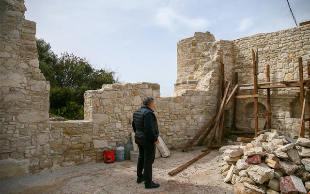 Camiyi tamamen aslına uygun şekilde restore edeceğiz, yapamadığımız noktada da çelik dikmelerle cam fanus içerisine alacağız. Camimizi Selçuklu ve Osmanlı mimarisine uygun olarak ibadete açmayı planlıyoruz." dedi.