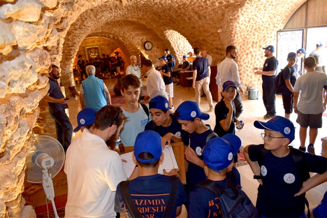 Proje kapsamında kampın temelinde yer alan “Kardeşlik” duygusu Mardin’in tarihinde kendisini doğal olarak gösteriyor. Tarih boyunca farklı milletlerin ve dinlerin barış, hoşgörü içeresinde bir arada yaşadığı Mardin, birlik ve beraberliğin en güzel örneği olarak öne çıkıyor.
