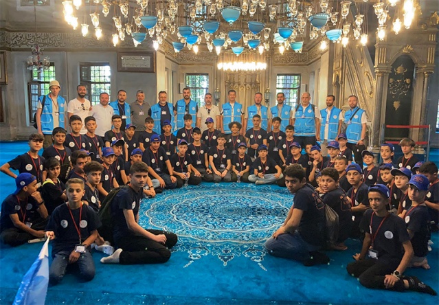 Türkiye’nin kültürel özellikleri ile öğrencileri bir araya getirmeyi amaçlayan yaz kampında gençler, Peygamberimizin postası Abdullah bin Enes El-Cüheyni’nin kabri, Mardin Ulu Camii, Zinciriye Medresesi, Şehidiye Camii, Latifiye Camii gibi tarihi mekan ve ilçe ziyaretleriyle geçmişe yolculuk yapma fırsatı buluyor.
