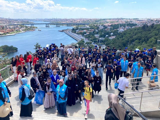 Öğrenci velilerinin de yoğun ilgi gösterdiği “Yazımda Kardeşlik Var” Eğitim Programı Gençlik Kampları, 10 Ağustos’ta Mardin ve İstanbul’da düzenlenecek kapanış programlarıyla sona erecek.