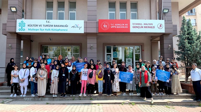 “Doğudan Batıya, Batıdan Doğuya” sloganıyla gönül köprüsü kurmayı hedefleyen ve 200 öğrenci, 7 Genel Koordinatör, 14 Rehber, 12 Grup Lideri, 36 Etkinlik Lideri olmak üzere toplam 69 eğitimci rehberliğinde 1-10 Ağustos 2022 tarihleri arasında uygulanmaya başlanan “Yazımda Kardeşlik Var” Eğitim Programı Gençlik Kamplarının 5. si bu yıl İstanbul ve Mardin’de gerçekleştiriliyor.