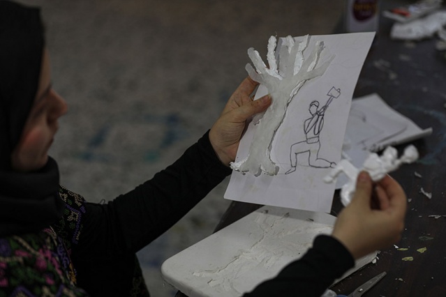 Güzel sanatlar mezunu Tima Selame, sayfaların kolay çevrilmesi ve ağırlık yapmaması için hazırladığı özel karışımla hikaye kahramanlarını kabartmalara döküyor.