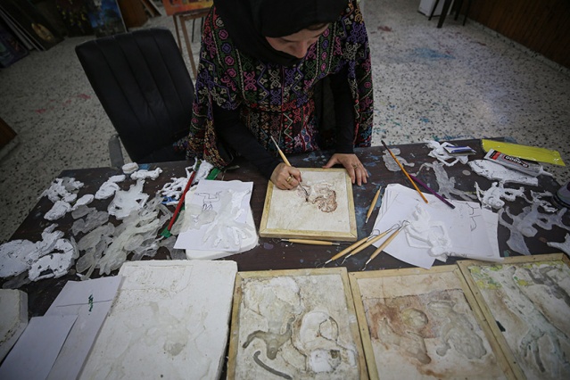 Daha sonra görme engellilerin sanat ürünlerini hissedebilmeleri için bir şeyler yapmak istediğini söyleyen Filistinli genç, &quot;Görme engellilerin dokunabilmesi, okuyabilmesi, ayrıntıları hissedebilmesi için resim, maket ve kabartmaları birleştirerek, sanat ürünleri ortaya koymaya karar verdim. Bu konuda hep daha iyisi olması için görme engellilerle bir arada çalıştım.&quot; dedi.