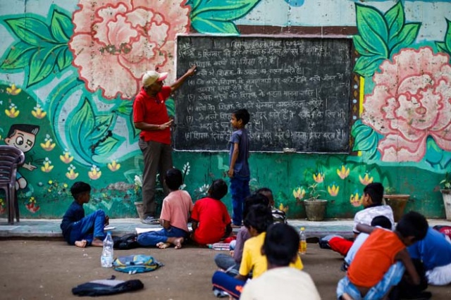 Hindistan'da köprü altından sınıfa dönüşen eğitim yuvası