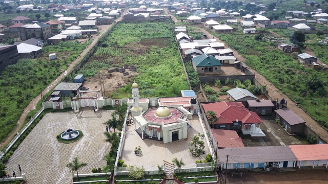 Osmanlı Devleti’nin Kamerun’a gelmediğini belirten Yıldırım, Osmanlı kültürünün Nijerya üzerinden Kamerunlu Müslümanlara taşındığını belirtti.