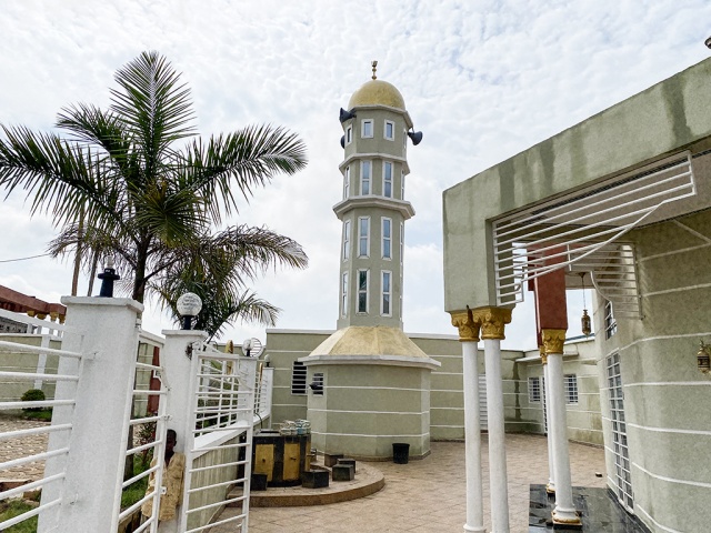 Cuma günleri Ngaoundere Ulu Camisi'nde cuma namazını kılan Ngaoundere Sultanı Mohamadou Hayatou İssa, caminin karşısındaki sarayına, halkı selamlayarak geçiyor.