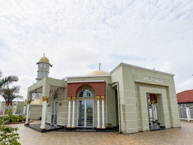 Osmanlı ve Türk bayrağının Kamerun’da dinin sembolü olduğunu belirten Yıldırım “Kamerun’da ay ve yıldız, 'Kelimeişehadet' gibi görülür. Asya ve Avrupa’da İslam’ın sembolü olarak hilal kullanılırken burada Osmanlı ve Türk bayrağı olan ay ve yıldız kullanılır.” dedi