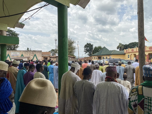 Kültürlerin bir yerden bir yere giderken bazen bölgenin şartlarını esas alarak değişebileceğini ama ruhunun değişmeyeceğini ifade eden Yıldırım, "Osmanlı’da fetihle alınan bölgelerde kılıçla okunan hutbe burada asa ile okunur.” ifadelerini kullandı.