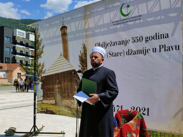 Fejzic, cuma hutbesinde, söz konusu caminin asırlarca insanları bir araya toplayıp onlara din, ibadet ve geleneklerini korumayı öğrettiğini söyledi.