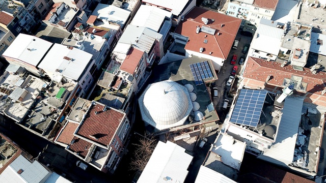 "Camimizin ve Kur’an kursumuzun elektrik faturaları yüksek gelmekteydi ve ödeme konusunda sıkıntı yaşıyorduk. Camii derneğimiz ve mahalle muhtarımızla birlikte oturup nasıl bir çözüm üretebiliriz konusunu araştırmaya başladık. Güneş panelleriyle elektrik üretmenin kalıcı bir çözüm olacağı fikri çerçevesinde 2017 yılında kurulumunu gerçekleştirdik ve bugüne kadar sorun yaşamadan kullanımını gerçekleştiriyoruz.”