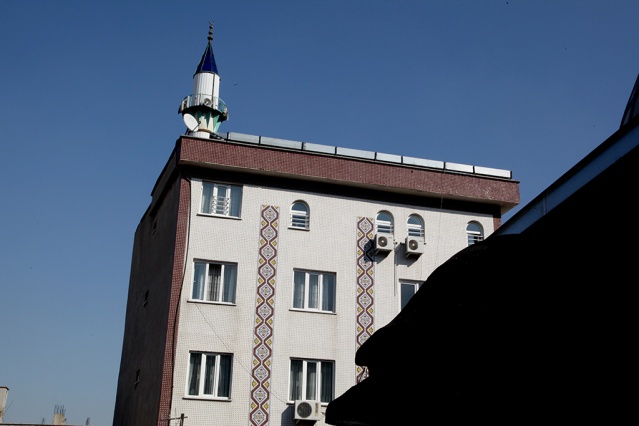 Bursa'nın Yıldırım İlçesi Yeşilyayla Mahallesinde bulunan Mevlana Camii ve Kur'an Kursu, yüksek gelen elektrik faturalarını karşılamak için güneş paneli sistemi kurdu.