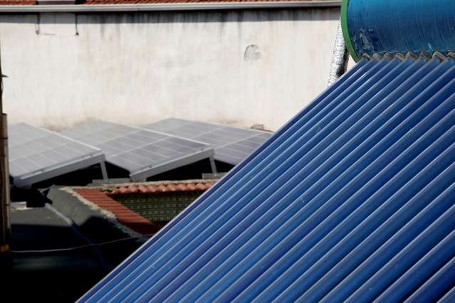 Camii derneği, yüksek gelen elektrik faturalarını karşılayabilmek adına geliştirdikleri bu proje sayesinde hem elektrik sarfiyatlarını bedavaya getirirdi hem de fazla elektriği, dağıtım şirketine satarak gelir elde etti.

Camii ve Kur’an kursu binalarının üzerine kurulan sistem 40 panelden oluşuyor.