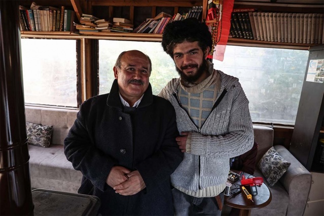 Gelenlerin bazılarında çalışma azmi olmadığına dikkati çeken Kır, "Emrah isminde bir arkadaş da öyleydi. Şu anda Mecidiyeköy'de kadın kuaföründe çalışıyor. Caminin önünde gelen gidene sataşıyordu. Bir arkadaşımız daha vardı. Şimdi haftanın 6 günü çalışıp 1 günü buraya geliyor. Bana 'hocam benim yapabileceğim bir şey var mı' diye soruyor. Yine elektrik işlerinden anlayan bir arkadaşımızı hayırsever yardımıyla emekli ettik. Şimdi Eyüpsultan Müftülüğü bünyesinde gönüllü olarak elektrik işlerini yapıyor. Bugüne kadar yaklaşık 150-200 arasında kişiye iş bulduk. Bu insanların evini bulması ve hayata tutunması için elimizden geleni yapıyoruz. Benim elimden 'tut' diyen insanları iş sahibi yapıyoruz. Görevimizi İŞKUR gibi yapıyor, İŞKUR gibi iş araştırıyoruz." ifadelerini kullandı.

- "Kur'an kurslarında gönüllü olarak elektrik işlerine bakıyorum"