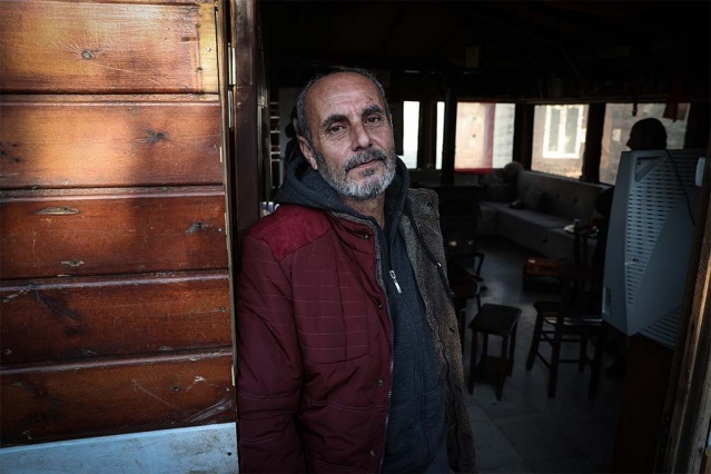 İmam Kır'ın önce emekli edip ardından iş bulduğu Nihat Ulusoy ise elektrik teknisyeni olduğunu, bazı sıkıntılardan dolayı okuluna devam edemediğini dile getirdi.

Ulusoy, annesinin vefatı ve eşinden ayrılmasından dolayı bir dönem kendisini boşlukta bulduğunu anlatarak, bu dönemde imam Kır'la tanıştığını ifade etti.

Kır'ın hayatına dokunmasıyla yeniden düzenli bir hayata kavuştuğunu vurgulayan Ulusoy, "Hocamın sayesinde önce emekli oldum. Daha sonra Eyüpsultan Müftümüzün de kabul etmesiyle müftülüğe bağlı camilerde, Kur'an kurslarında gönüllü olarak elektrik işlerine bakıyorum. Bu iş bana büyük keyif, huzur veriyor. Yine kendi işimi yapmaya devam ediyorum. Mutluyum." diye konuştu.