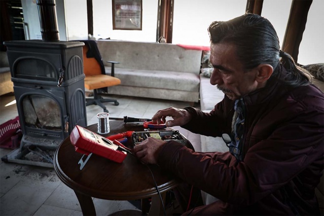 "Hocamın yönlendirmesiyle Sosyal Güvenlik Kurumundan geldiler ve bizi de emekli ettiler. Ardından hocam bana benzin istasyonunda iş buldu ve orada çalışıyorum. Hocamızı iyi ki tanımışım. Geldiğimde rahatsızdım, beni tedavi ettirdiler. Hocamın çok büyük katkıları var. Şimdi bir ev tutacağım inşallah. Hayatıma devam etmeye çalışacağım."
