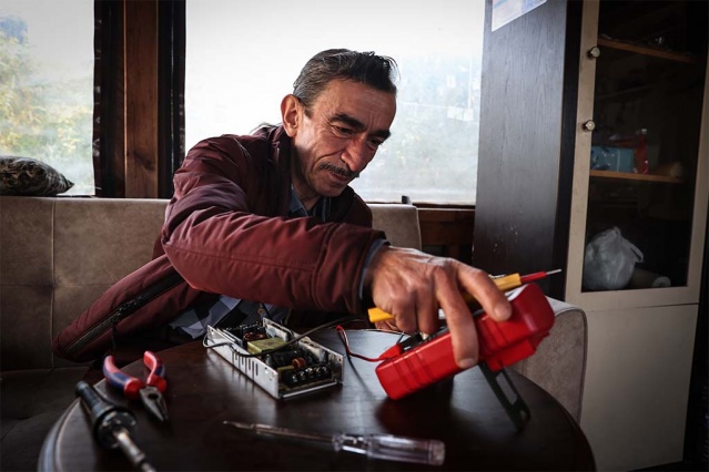 Kır, evsizler için caminin yanındaki alana önce bir banyo, sonra sıcak yatak imkanı sunduğu yaşam merkezi ve çay eşliğinde unutulmaz sohbetler için de oda yaptırdı. Bununla da yetinmeyen Kır, kimsesizlerin bitkilerle vakit geçirmesi için sera kurdu.