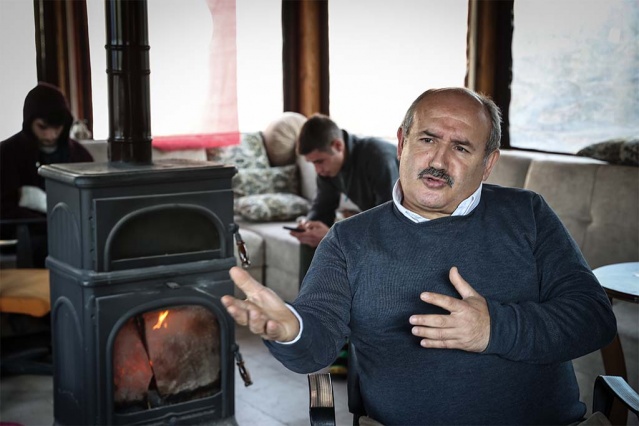 "Bir insanı hayata kazandırdığım zaman dünyanın en mutlu insanı ben oluyorum. Bunu size tarif edemem. Bu insanlara ön yargısız bakalım. Buraya her dinden insan geliyor. Ben önce insan diyorum. Onun kaşına, gözüne, rengine bakmıyorum. Eyüpsultan'dan insan topluyorum. Caminin arkasında yatan arkadaşlara 'gidin bu arkadaşı alın getirin' diyorum. O insanları buraya getirip rahatladıktan sonra derdini dinliyoruz. Bizim en büyük sorunumuz kimseyi dinlememek, hep kendimiz konuşuyoruz. Eğer karşımızdaki insanı dinlesek sorununun yüzde 50'sini çözmüş durumdayız."

- "Yaklaşık 150-200 arasında kişiye iş bulduk"