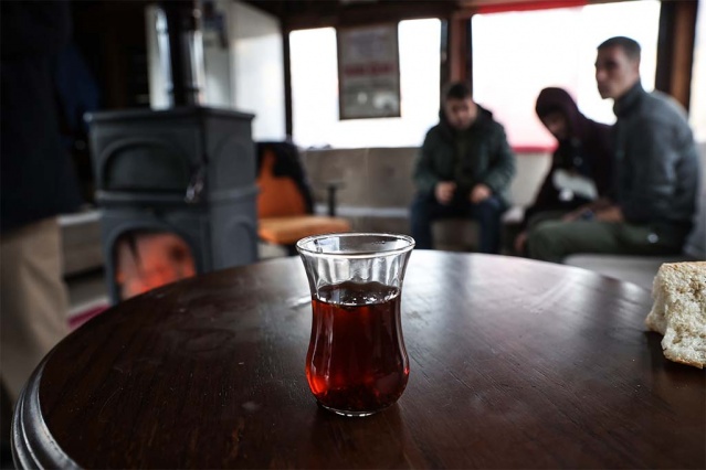 Balat'ın surlarının arkasındaki camide 16 yıldır imamlık yapan Kır, görev yaptığı caminin kapısını sokaktaki evsizlere açtı. Kır, kimsesizlerin ihtiyaçlarını karşılıyor, dertleriyle dertlenip, onlara umut olmaya çalışıyor.
