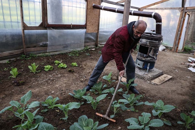 "Caminin önüne gelen adamların üstü başı pis içindeydi. Onlar için banyo yaptım ve temizlenmelerini sağladım. Gelenlere sabunundan havlusuna, diş fırçasına, iç çamaşırına kadar veriyoruz. İnsanlar böylece temizlenmiş oluyor, temizlendikten sonra da insanın ruhu rahatlıyor. Buraya gelen insanlar rahat uyusun diye bir misafirhane de yaptık. Biz burada bütün insanlara dokunuyoruz, kötüsüne de iyisine de dokunuyorsun. Buraya gelen insanları ilk önce rehabilite ediyoruz. Burada kalmak istiyorlarsa kurallarımızdan bahsediyoruz. 'Bu kuralları kabul ediyorsanız size iş imkanı sağlayabiliriz' diyoruz. Kefil olup iş imkanı sağlıyoruz. Bir ay misafir olarak kalıyorlar, ardından ev tutup gidiyorlar. Serayı da kafalarının dağılması için kurdum. Bir insana yemek verebilirsin, banyo yaptırabilsin ama sonra ne yapacak... Beyni odaklandığı yerden çıkarmak için, ona bir şeyler göstermen lazım. Caminin etrafına bu nedenle yine vatandaşların tavsiyesiyle sera kurdum."