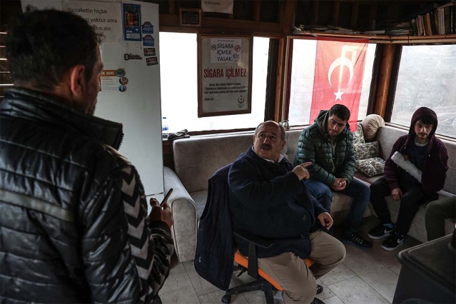 Birkaç kez kendisinden para isteyenlere yardım ettiğini belirten Kır, "Ardından onlar için bir şeyler yapmaya karar verdim. Bu insanlar için çorba, çay yapmaya başladım. Bu fikrimi de onlarla paylaştığımda bunu kabul ettiler. İyilik hareketimiz öyle başladı." diye konuştu.

Kır, ardından iyilik hareketinin her geçen gün büyüdüğünü anlatarak, şöyle devam etti: