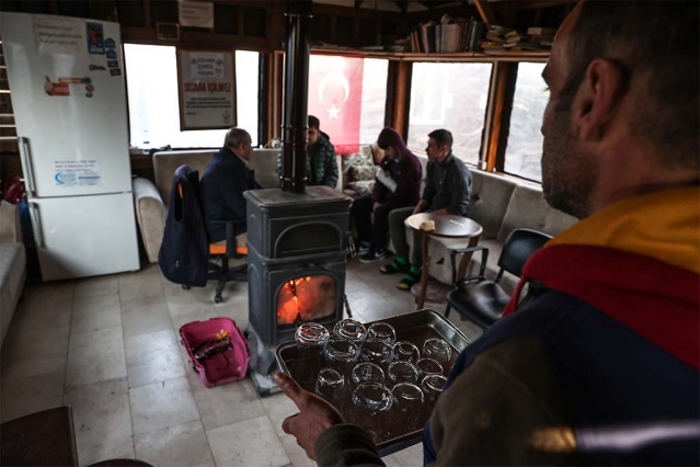 - "Hocamızı iyi ki tanımışım"

56 yaşındaki Mehmet Aytaç da daha önce sokakta yaşadığını, sıkıntılar çektiğini, büyükşehir belediyesinin katkısıyla Emin Kır'a geldiğini belirtti.

Kır'ın çabalarıyla hayata tutunduğunu ve çalışmaya başladığını ifade eden Aytaç, şöyle konuştu: