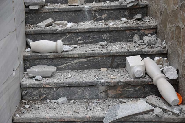 Özellikle cami bahçesinin girişi ve şadırvan, yakınlara isabet eden roketler nedeniyle zarar gördü. Caminin içine de dışarıdaki patlamalar nedeniyle ufak taş ve beton parçaları döküldü.