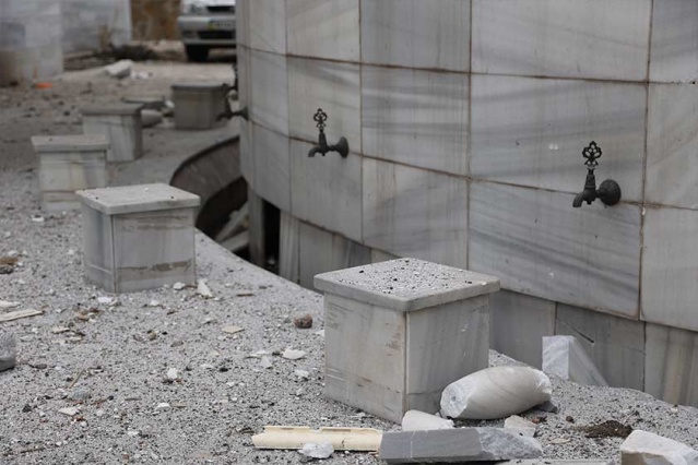 Özellikle cami bahçesinin girişi ve şadırvan, yakınlara isabet eden roketler nedeniyle zarar gördü. Caminin içine de dışarıdaki patlamalar nedeniyle ufak taş ve beton parçaları döküldü.