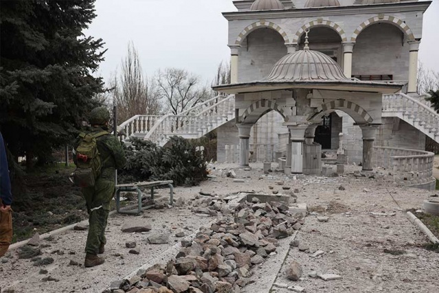 Azak Denizi kıyısında 10 dönümlük bir arazi üzerinde inşa edilen ve 2005'te ibadete açılan cami, savaş öncesinde şehre gelen turistlerin ziyaret ettiği mekanlardan biriydi.