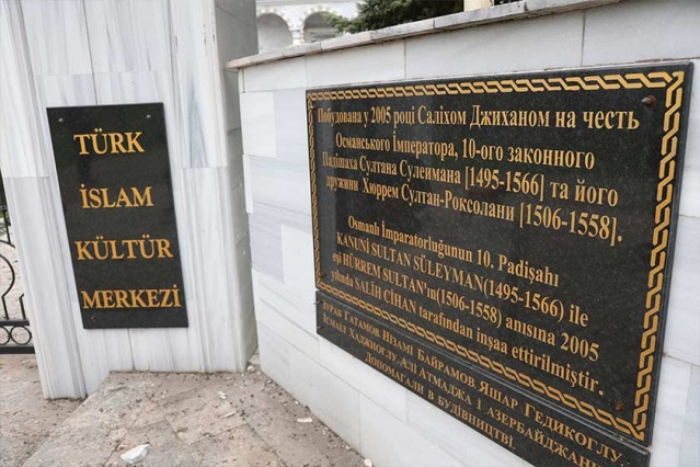 Azak Denizi kıyısında 10 dönümlük bir arazi üzerinde inşa edilen ve 2005'te ibadete açılan cami, savaş öncesinde şehre gelen turistlerin ziyaret ettiği mekanlardan biriydi.