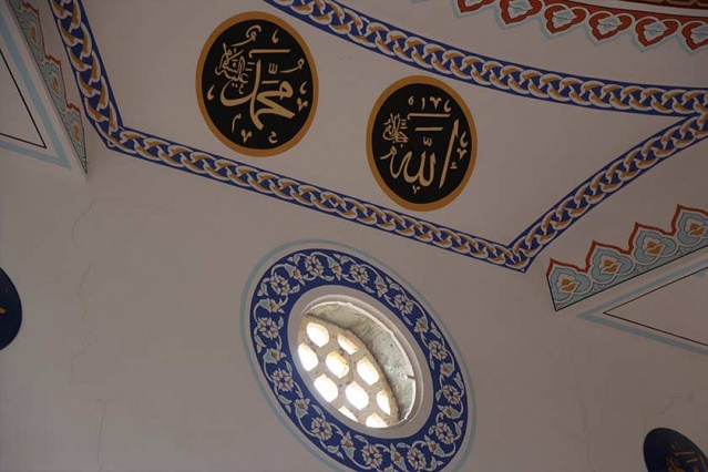 Özellikle cami bahçesinin girişi ve şadırvan, yakınlara isabet eden roketler nedeniyle zarar gördü. Caminin içine de dışarıdaki patlamalar nedeniyle ufak taş ve beton parçaları döküldü.